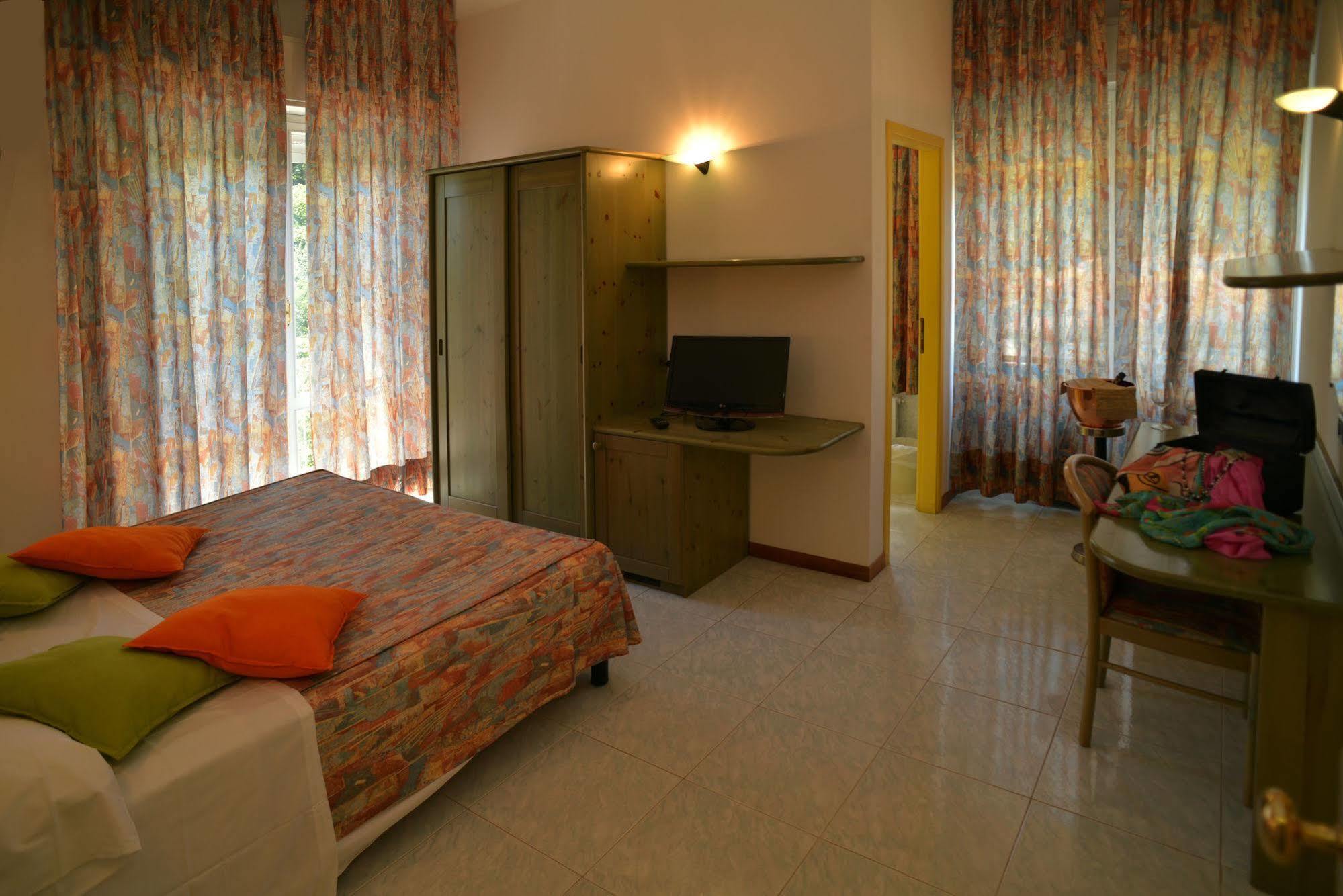 Hotel Salus Sant'Andrea Bagni Екстер'єр фото